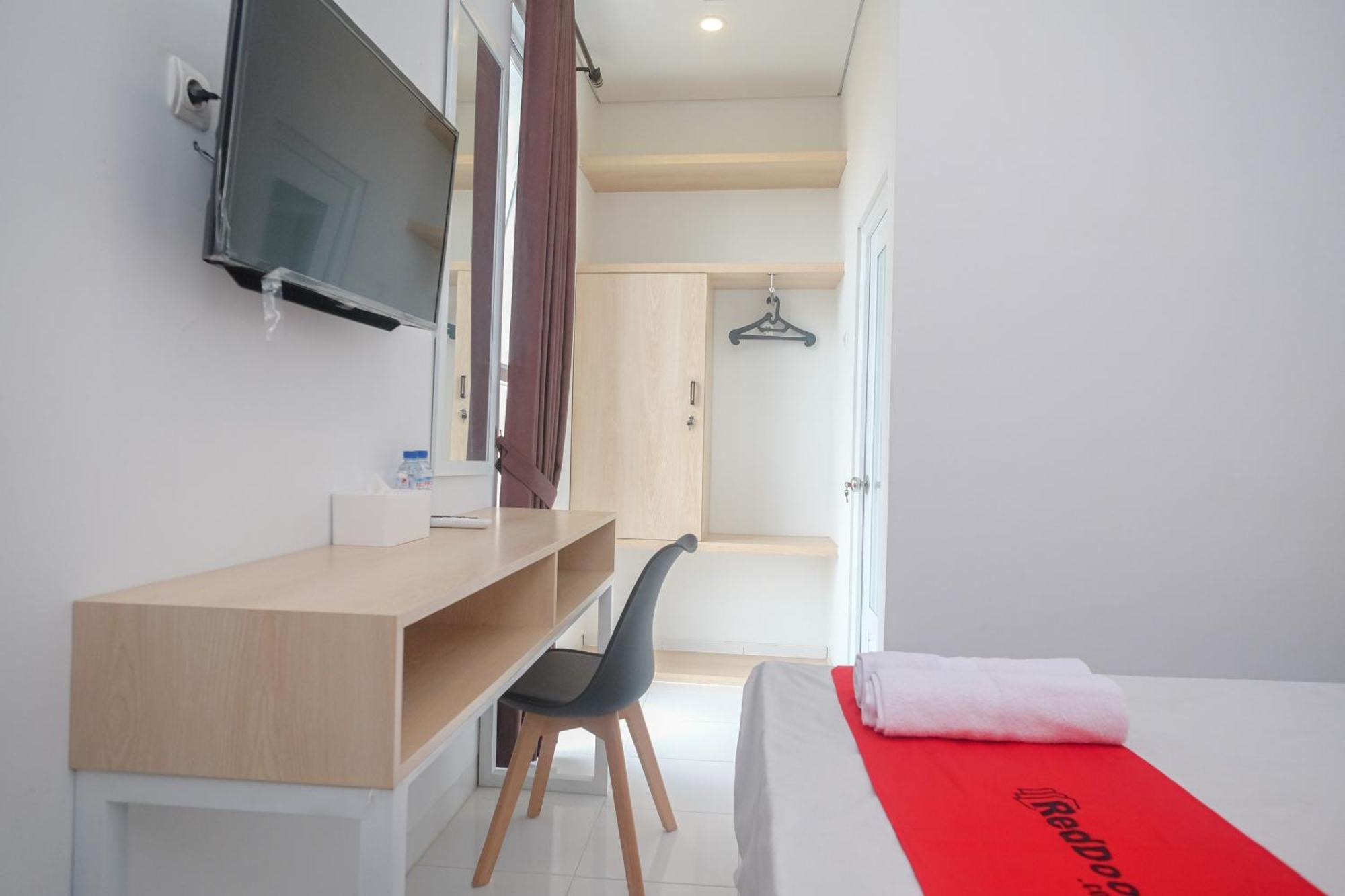 Hotel Reddoorz Syariah @ Tlogosari Semarang à Alastuwo Extérieur photo